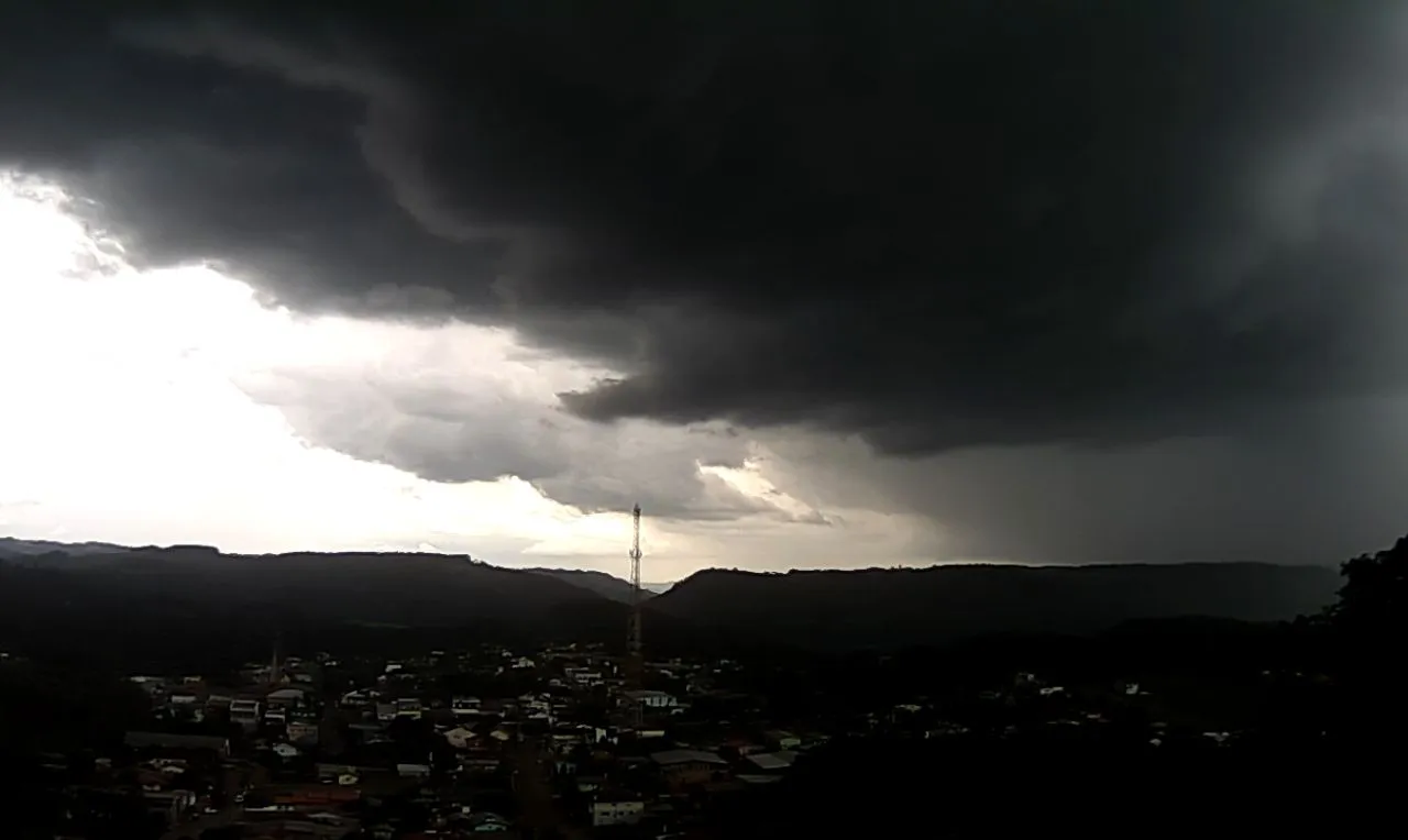 o mapa mostra &agrave;s &aacute;reas em alerta para chuva intensa, calor, umidade e tempo